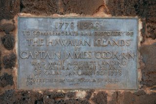 Надпись на обратной стороне памятника Джеймсу Куку