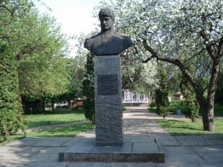 Памятник Юрию Лисянскому