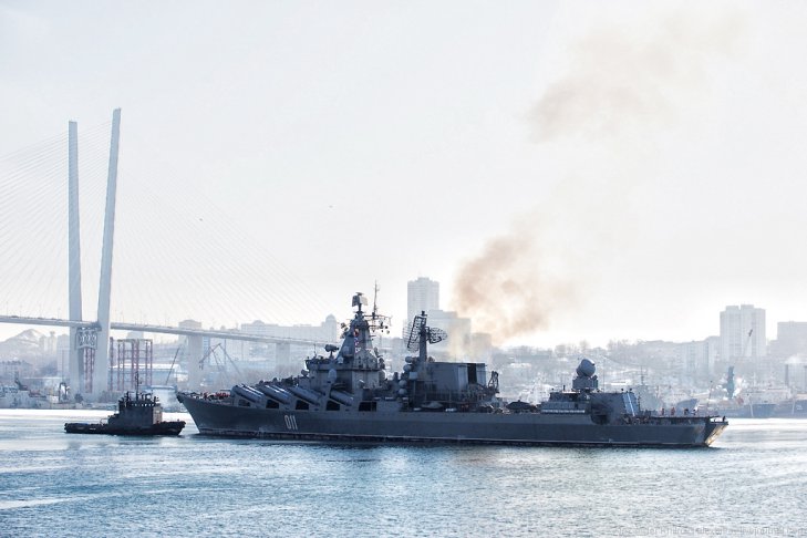 Буксиры около ракетного крейсера Варяг. Седов ошвартовался во Владивостоке, 28 января 2013